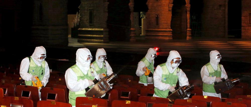 Zweifelhafter Nutzen: In Seoul wird das Sejong Culture Center desinfiziert, um Übertragungen des Mers-Virus nach Theatervorstellungen zu verhindern. Dabei ist das Risiko gering, sich außerhalb eines Krankenhauses zu infizieren. Alle 160 Ansteckungen gehen auf Kontakt mit schwerkranken und deshalb hochinfektiösen Patienten in Krankenhäusern zurück. 