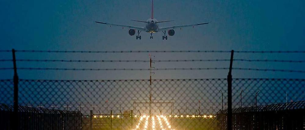 Das Nachtflugverbot ist nur ein Punkt, bei dem der Regierende Bürgermeister Brandenburg das Steuer überlässt.