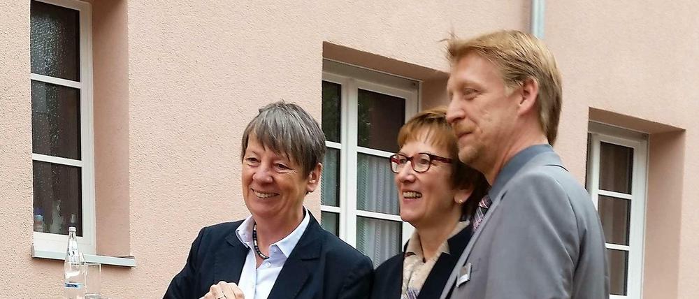Ministerin mit Genossen. Übergabe des Schecks über 750000 Euro an die Chefs der Wohnungsbaugenosenschaft Märkische Scholle. 