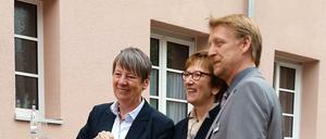 Ministerin mit Genossen. Übergabe des Schecks über 750000 Euro an die Chefs der Wohnungsbaugenosenschaft Märkische Scholle. 