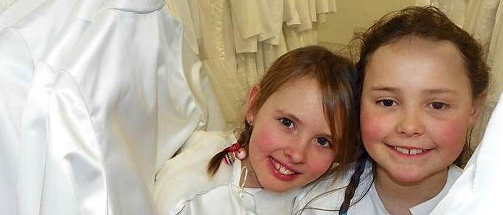 Die Kinderkommunion, ein Schritt hin zum Erwachsenwerden, auch für diese beiden Mädchen.