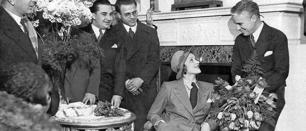 Marlene Dietrich trifft Charlie Chaplin im Adlon: Vielleicht waren Sie da gerade nicht zugegen.