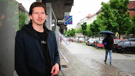 Pirat Martin Delius vor seinem Bürgerbüro in der Uhlandstraße. Er bekennt: Im bürgerlichen Wilmersdorf ist er erst so richtig in Berlin angekommen.