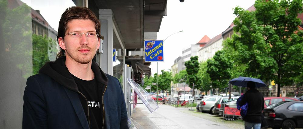 Pirat Martin Delius vor seinem Bürgerbüro in der Uhlandstraße. Er bekennt: Im bürgerlichen Wilmersdorf ist er erst so richtig in Berlin angekommen.