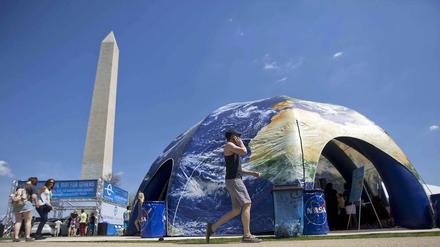 Der Earth Day wird weltweit gefeiert. Hier ein Foto aus Washington. Aber die Debatte über die Nachhaltigkeitsziele für alle UN-Staaten bis 2030 führt in Deutschland derzeit fast niemand. Das ist ein Fehler. 