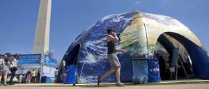 Der Earth Day wird weltweit gefeiert. Hier ein Foto aus Washington. Aber die Debatte über die Nachhaltigkeitsziele für alle UN-Staaten bis 2030 führt in Deutschland derzeit fast niemand. Das ist ein Fehler. 