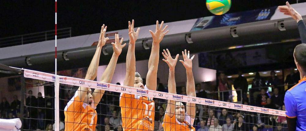 Plötzlich wird es dunkel: Mittelblocker Johannes Bontje (m.) stellt gemeinsam mit Kawika Shoji (l.) und Scott Touzinsky einen Block.
