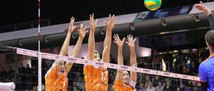 Plötzlich wird es dunkel: Mittelblocker Johannes Bontje (m.) stellt gemeinsam mit Kawika Shoji (l.) und Scott Touzinsky einen Block.