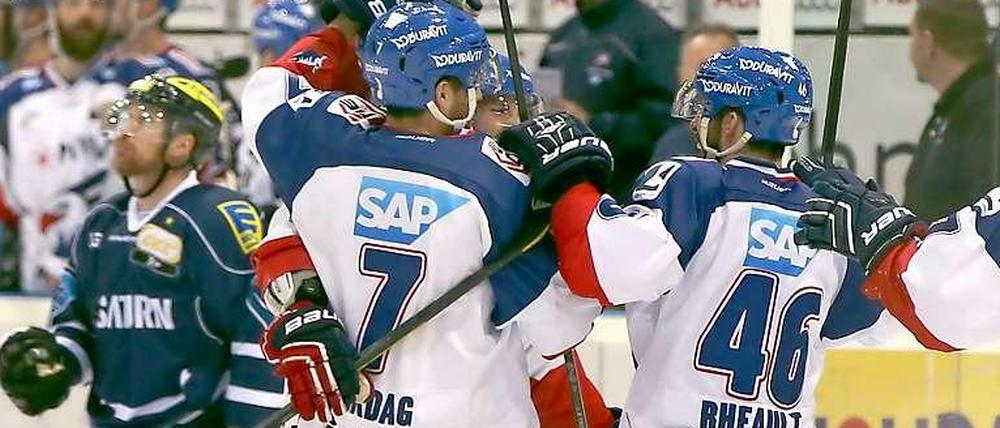 Die Mannheimer Spieler bejubeln den Treffer zum 2:1.