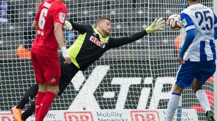 Unüberwindbar für die Hertha: Kölns Torwart Timo Horn klärt vor Brooks.
