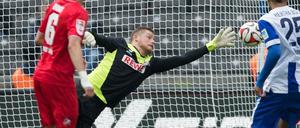 Unüberwindbar für die Hertha: Kölns Torwart Timo Horn klärt vor Brooks.