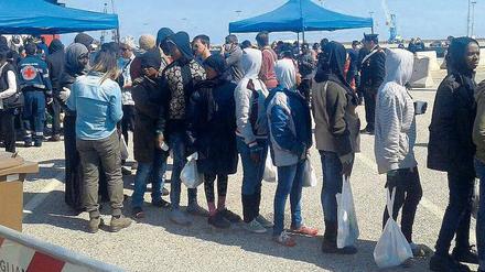 Gerettet. Flüchtlinge haben in der kalabrischen Stadt Corigliano Calabro einen Frachter verlassen, dessen Besatzung sie zuvor gerettet hat. Foto: Monica Curia/dpa