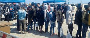 Gerettet. Flüchtlinge haben in der kalabrischen Stadt Corigliano Calabro einen Frachter verlassen, dessen Besatzung sie zuvor gerettet hat. Foto: Monica Curia/dpa