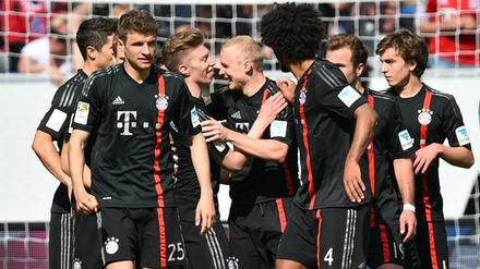 Arbeitssieg: Torschütze Sebastian Rode (m.) wird von seinen Teamkollegen für seinen Siegtreffer zum 1:0 bejubelt. Für den FC Bayern ging es gegen Hoffenheim um die Rückkehr zur Normalität nach dem Rücktritt von Vereinsarzt Müller-Wohlfahrt.