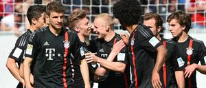 Arbeitssieg: Torschütze Sebastian Rode (m.) wird von seinen Teamkollegen für seinen Siegtreffer zum 1:0 bejubelt. Für den FC Bayern ging es gegen Hoffenheim um die Rückkehr zur Normalität nach dem Rücktritt von Vereinsarzt Müller-Wohlfahrt.