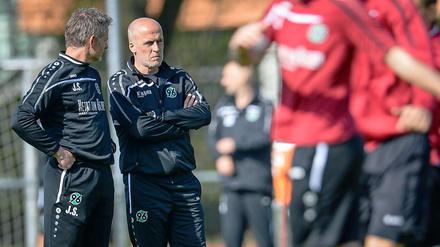 Schwere Aufgabe, kritischer Blick. Michael Frontzeck (2. von links) ist neuer Trainer von Hannover 96
