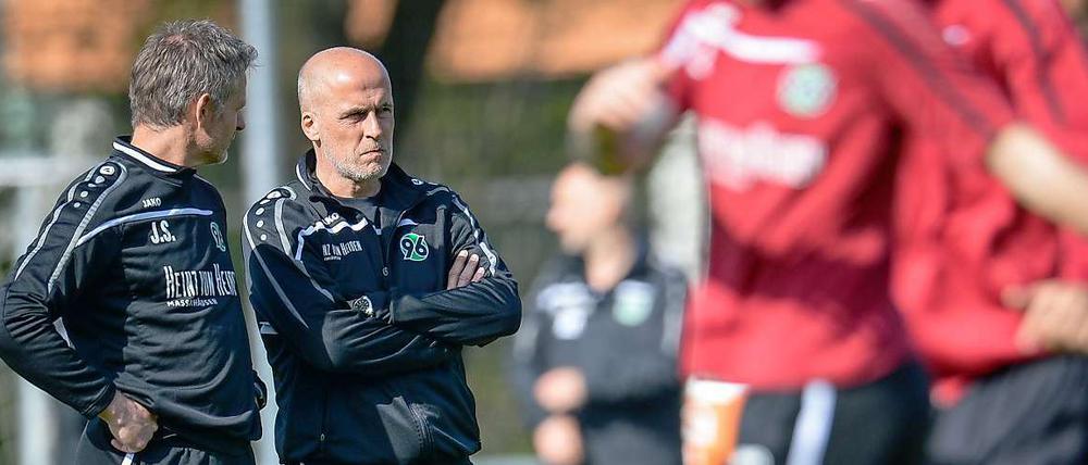 Schwere Aufgabe, kritischer Blick. Michael Frontzeck (2. von links) ist neuer Trainer von Hannover 96