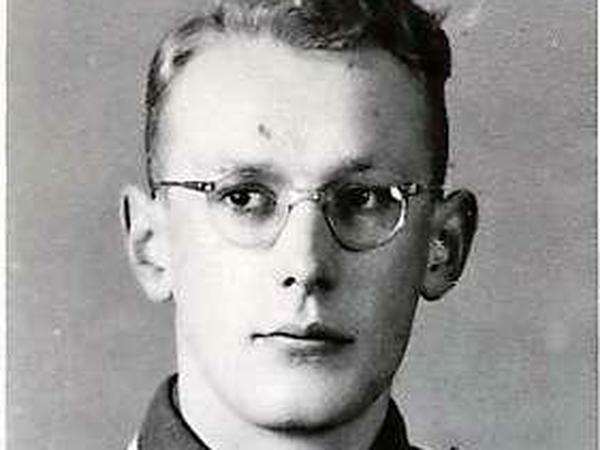In Uniform. Ein undatiertes Jugendbild von Oskar Gröning.