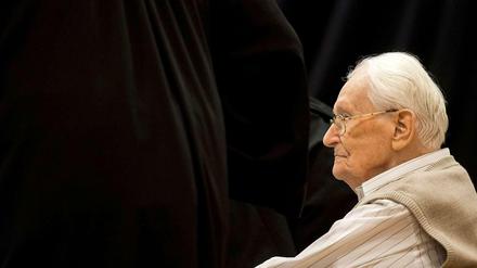 70 Jahre nach Ende der Nazi-Diktatur steht der frühere SS-Mann Oskar Gröning in Lüneburg vor Gericht. Die Anklage wirft ihm Beihilfe zum Mord im Vernichtungslager Auschwitz vor.