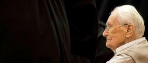 70 Jahre nach Ende der Nazi-Diktatur steht der frühere SS-Mann Oskar Gröning in Lüneburg vor Gericht. Die Anklage wirft ihm Beihilfe zum Mord im Vernichtungslager Auschwitz vor.