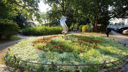 Der nordöstliche Eingang zum Lietzenseepark an der Witzlebenstraße mit der Skulptur „Der Anfang und das Ende“ von Volkmar Haase (Archivbild).