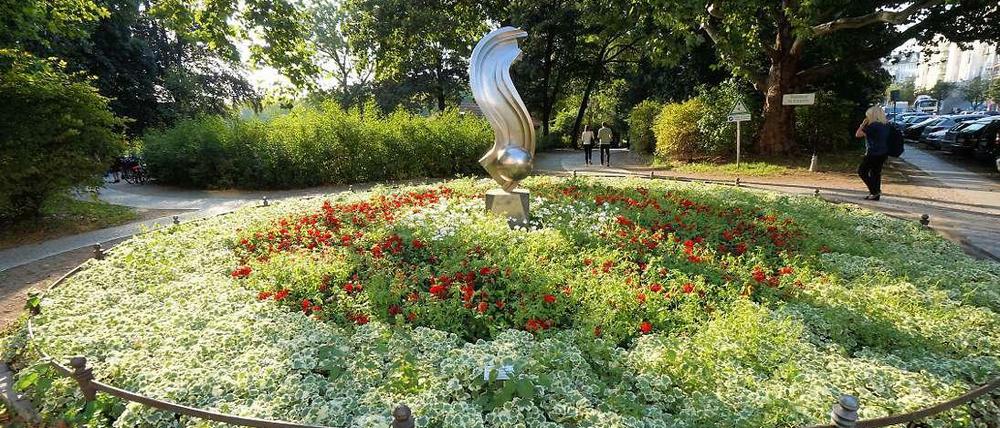 Der nordöstliche Eingang zum Lietzenseepark an der Witzlebenstraße mit der Skulptur „Der Anfang und das Ende“ von Volkmar Haase (Archivbild).