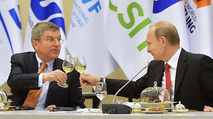 Prost. Thomas Bach (l.) und Wladimir Putin.