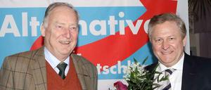 Alexander Gauland (l.), der Vorsitzende der Brandenburger AfD, bekommt in Pritzwalk zur Wiederwahl Blümchen von Rainer van Raemdonck, Mitglied des Landtages.