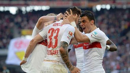 Die Spieler vom VfB Stuttgart feiern Torschütze Daniel Ginczek.