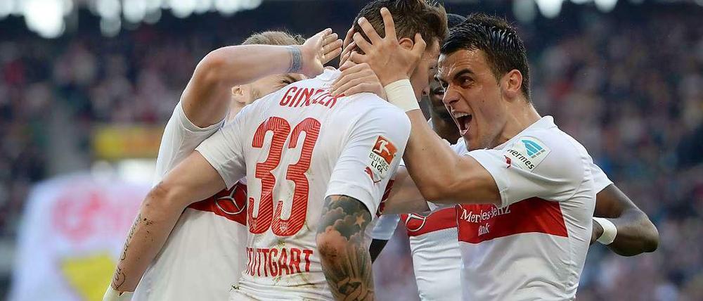 Die Spieler vom VfB Stuttgart feiern Torschütze Daniel Ginczek.