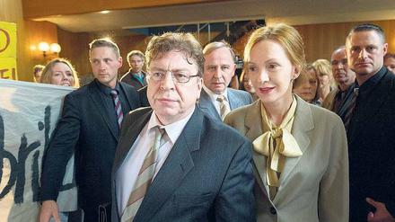 Die Wiederwahl unsicher, die Ehe am Ende. Aber Fraktionschef Hindenach (Alexander Held, Mitte) treibt Oberbürgermeister Johannes Größt (Armin Rohde) sehr zum Leidwesen von dessen Ehefrau Erika (Katja Flint) immer wieder an. Foto: WDR
