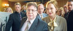 Die Wiederwahl unsicher, die Ehe am Ende. Aber Fraktionschef Hindenach (Alexander Held, Mitte) treibt Oberbürgermeister Johannes Größt (Armin Rohde) sehr zum Leidwesen von dessen Ehefrau Erika (Katja Flint) immer wieder an. Foto: WDR