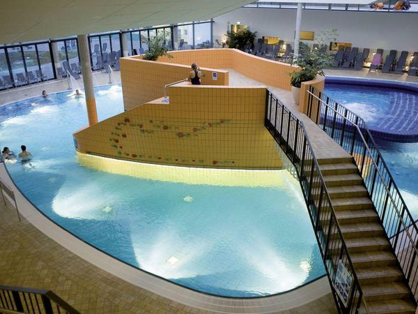 Wasserlandschaft. Im Spaßbad dürfen Gäste spätabends auch mal „textilfrei“ abtauchen.