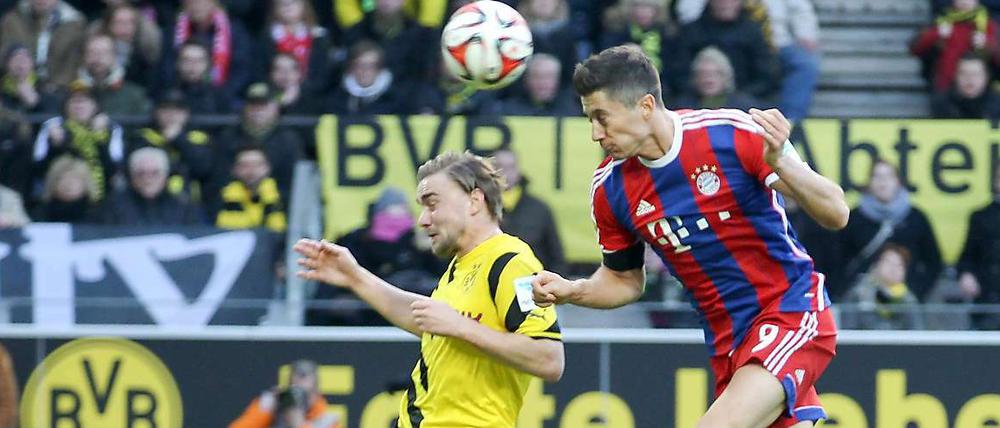 Robert Lewandowski trifft per Kopf zum 1:0 für den FC Bayern.