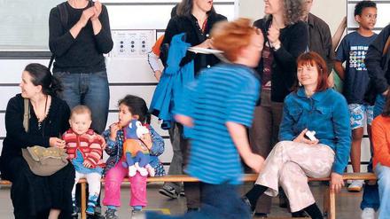 Anfeuern. Damit alle Eltern ihre Kinder beim Lernen unterstützen können, braucht es „passgenaue Angebote“. 