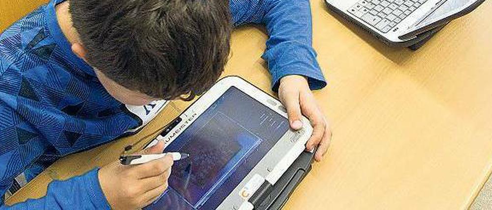 Lernen im Netz. In Deutschland werden Laptopklassen zwar gefördert, aber im internationalen Vergleich ist die IT-Ausstattung in Schulen eher mäßig.