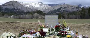 Blumen für die Verstorbenen. 48 Angehörige haben am Samstag in Le Vernet der Opfer des Flugzeugsabsturzes gedacht.