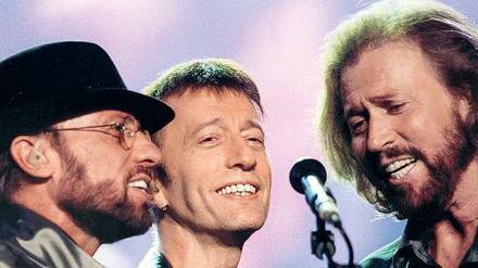 Der Sound der Politik.Der Regierende Bürgermeister Michael Müller hat verraten, dass er auf die Musik von Maurice, Robin und Barry Gibb (von links nach rechts) steht. Die legendären Bee Gees feierten ja Comebacks während musikalisch völlig unterschiedlicher Epochen – was vielleicht ein gutes Beispiel für Politiker ist, die immer auf der Höhe der Zeit sein wollen. Fotos: Stephens & Carstensen/dpa