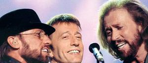 Der Sound der Politik.Der Regierende Bürgermeister Michael Müller hat verraten, dass er auf die Musik von Maurice, Robin und Barry Gibb (von links nach rechts) steht. Die legendären Bee Gees feierten ja Comebacks während musikalisch völlig unterschiedlicher Epochen – was vielleicht ein gutes Beispiel für Politiker ist, die immer auf der Höhe der Zeit sein wollen. Fotos: Stephens &amp; Carstensen/dpa