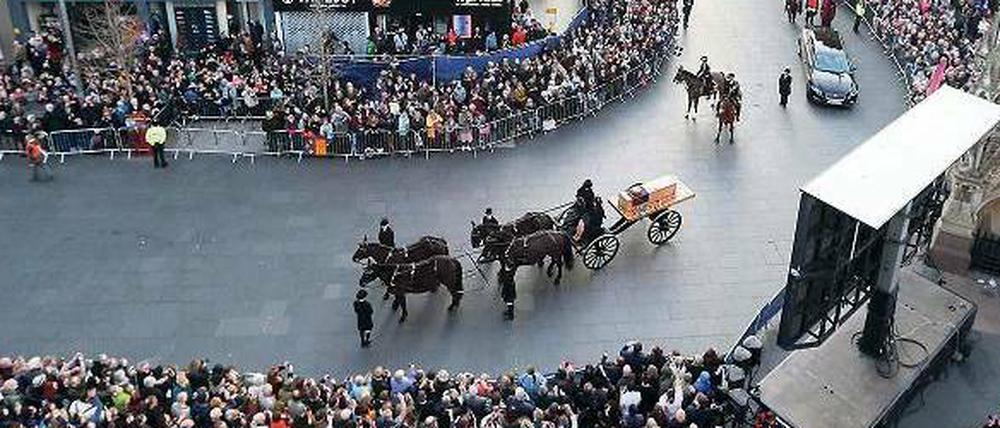 Richards Gebeine auf dem Weg ins Museum. Tausende säumten den Weg in Leicester.