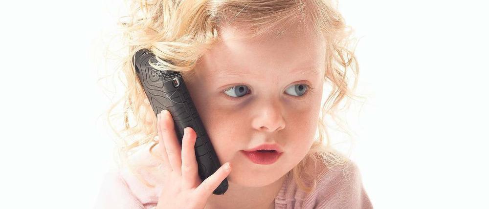 Früh mobil. Auch wenn neue Studien an Mäusen darauf hindeuten, dass eine fast 24-stündige Handystrahlung Krebswachstum verstärken kann – bisher gibt es keine Belege, dass Mobiltelefonieren beim Menschen Krebs auslösen könnte.