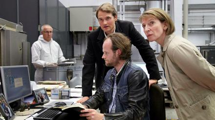 Hightech in Nürnberg. In ihrem ersten gemeinsamen Fall müssen die Kommissare Felix Voss (Fabian Hinrichs), Paula Ringelhahn (Dagmar Manzel) und Sebastian Fleischer (Andreas Leopold Schadt, sitzend) den Tod eines Raketenkopfforschers aufklären. 