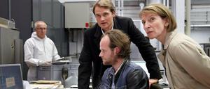 Hightech in Nürnberg. In ihrem ersten gemeinsamen Fall müssen die Kommissare Felix Voss (Fabian Hinrichs), Paula Ringelhahn (Dagmar Manzel) und Sebastian Fleischer (Andreas Leopold Schadt, sitzend) den Tod eines Raketenkopfforschers aufklären. 
