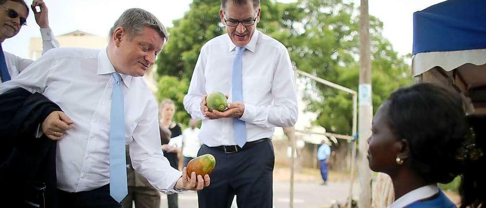 Hermann Gröhe (l.) und Gerd Müller im Gespräch mit einer Papaya-Verkäuferin vor der Uni-Klinik in der ghanaischen Hauptstadt Accra. Im Hintergrund: Der Ebola-Beauftragte der Bundesregierung, Walter Lindner.