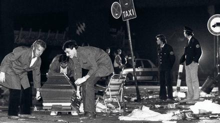 Selbstmordattentäter. Um 22.19 Uhr zündete Gundolf Köhler 1,39 Kilo TNT. Obwohl es Spuren ins rechtsradikale Milieu gab, sprachen die Behörden stets von einem Einzeltäter.