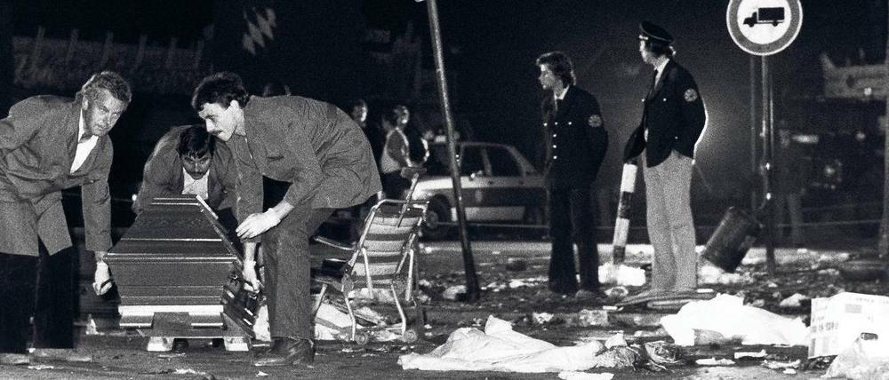Selbstmordattentäter. Um 22.19 Uhr zündete Gundolf Köhler 1,39 Kilo TNT. Obwohl es Spuren ins rechtsradikale Milieu gab, sprachen die Behörden stets von einem Einzeltäter.
