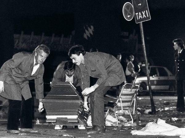 Selbstmordattentäter. Um 22.19 Uhr zündete Gundolf Köhler 1,39 Kilo TNT. Obwohl es Spuren ins rechtsradikale Milieu gab, sprachen die Behörden stets von einem Einzeltäter.