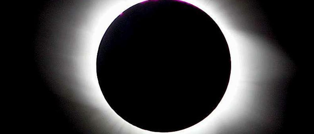 Die verdunkelte Sonne, am besten sichtbar durch eine Sofi-Brille - oder eine Camera Obscura