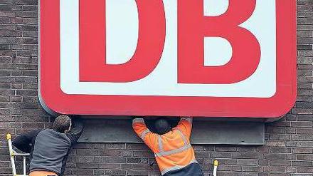 Umbau. Im Personenfernverkehr investiert die Bahn in neue Strecken und Züge. Der Wettbewerb der Fernbusse macht dem Staatskonzern zu schaffen. 