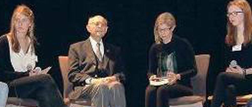 Im Gespräch. Chaints Kounio und Charlottenburger Schüler. 